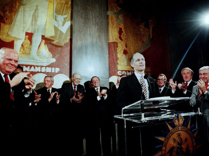 officials applaud as Rick Scott announces that he is moving the Columbia/HCA headquarters from Louisville, Kentucky, to Nashville during a Jan. 10, 1995