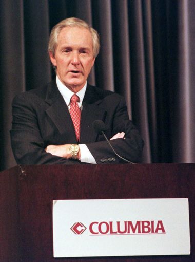 Dr. Thomas Frist Jr. speaks at the Columbia/HCA headquarters in Nashville on July 25, 1997