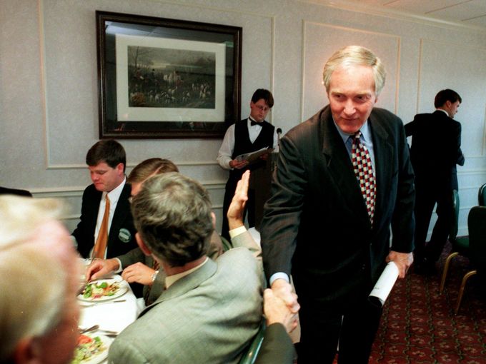 Thomas Frist Jr. greets members of the Nashville Society of Financial Analysts